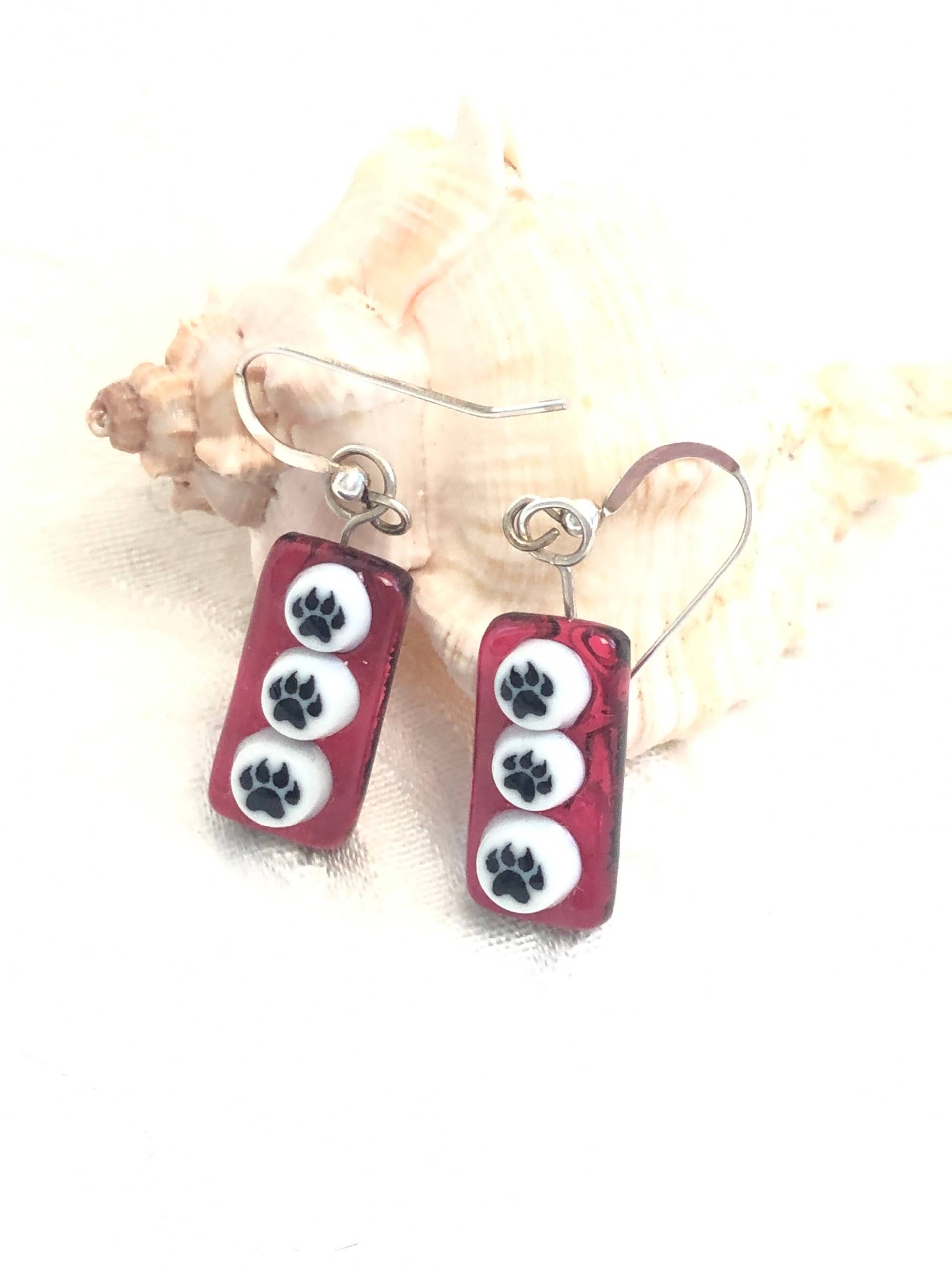 Handwerker Hund Pfote Verschmolzen Glas Ohrringe, Roter Liebhaber Geschenk Kunst Schmuck, Dichroic Sterling Ohrdrähte Hundeohrringe, Unikat Handwerker Hund Pfote Verschmolzen Glas Ohrringe, Roter Liebhaber Geschenk Kunst Schmuck, Dichroic Sterling Ohrdrähte Hundeohrringe, Unikat von hbjewelrydesign