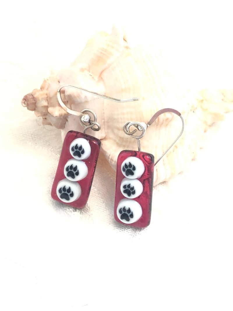 Handwerker Hund Pfote Verschmolzen Glas Ohrringe, Roter Liebhaber Geschenk Kunst Schmuck, Dichroic Sterling Ohrdrähte Hundeohrringe, Unikat Handwerker Hund Pfote Verschmolzen Glas Ohrringe, Roter Liebhaber Geschenk Kunst Schmuck, Dichroic Sterling Ohrdrähte Hundeohrringe, Unikat von hbjewelrydesign