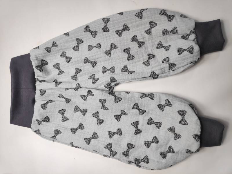 Pumphose Musselin, Hellgrau Mit Schwarzen Schleifen Dunkelgraue Bündchen 68-164 Handmade Sommerhose, Locker Leicht von hcotec