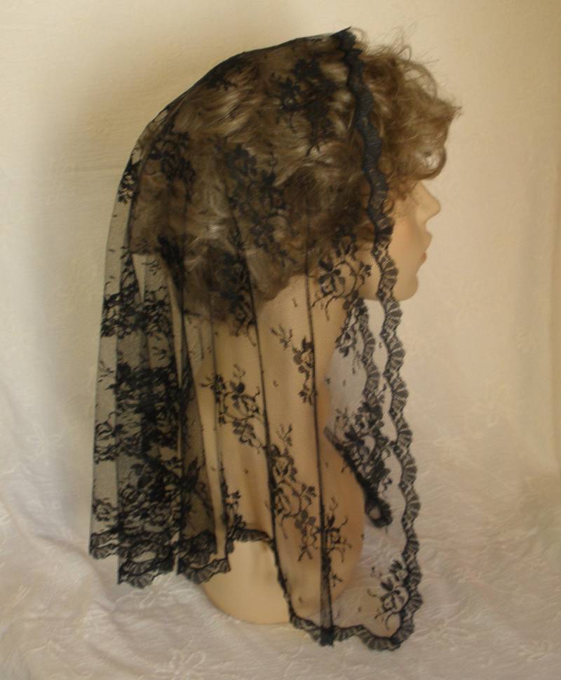 Schwarzer Chantilly Lace Mantilla Kopfbedeckung-Kapellenschleier The Catherine Style Schwarzer Chantilly Lace Mantilla Kopfbedeckung-Kapellenschleier The Catherine Style von headcoverings