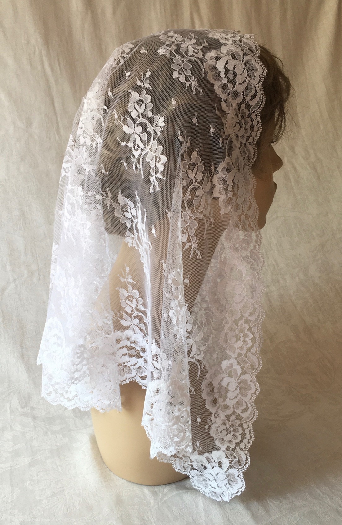 Weißer Weißer Chantilly-Spitzen-Kapellenschleier Der Laura Stil in 3 Größen Weißer Weißer Chantilly-Spitzen-Kapellenschleier Der Laura Stil in 3 Größen von headcoverings