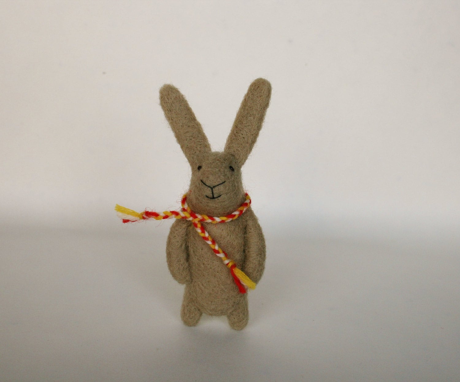 Taupe Häschen-Brosche, Gefilzt Tier Brosche Grau Bunny Brosche, Schmuck von healoom