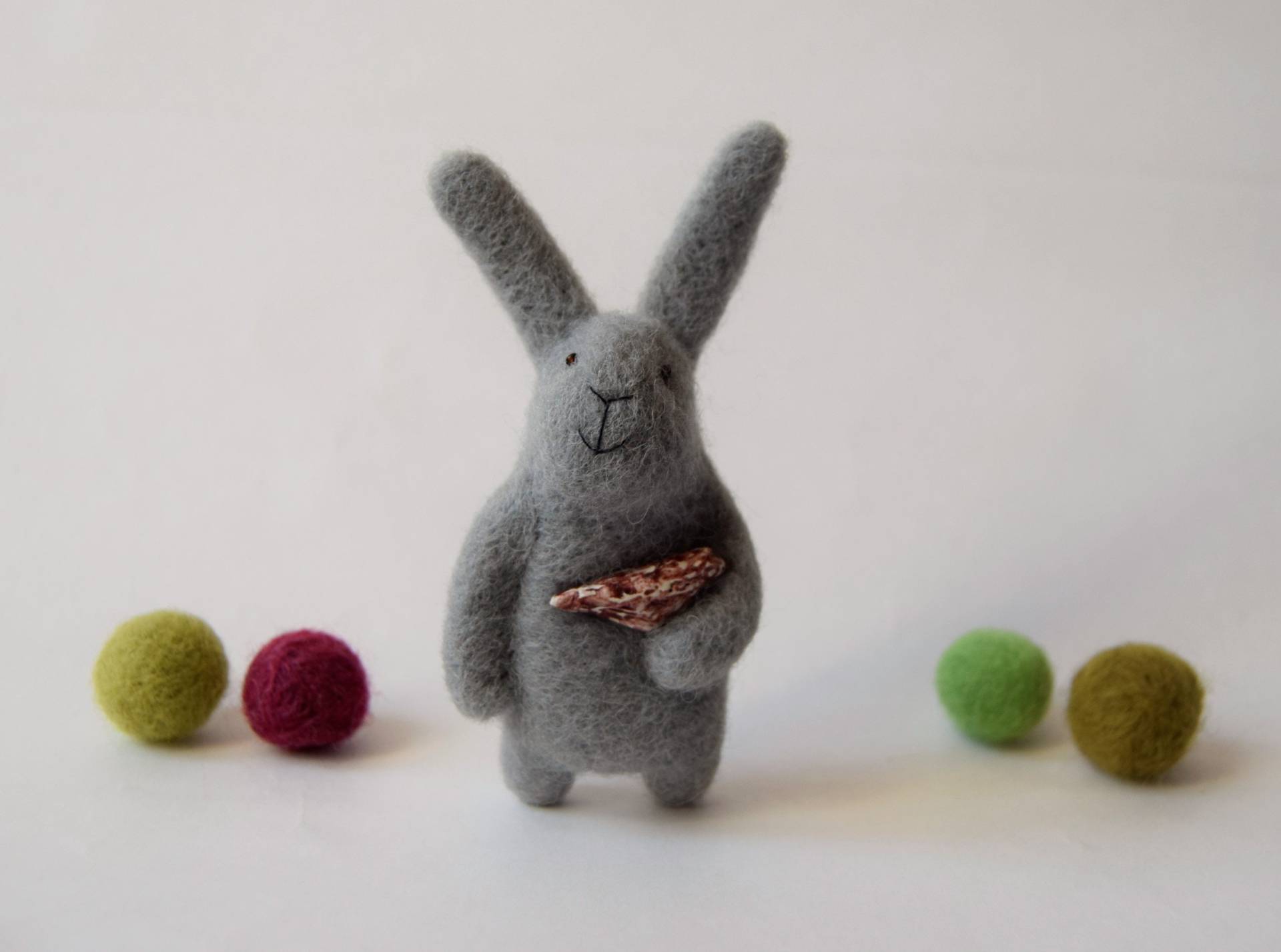 Tier Brosche, Grau Bunny Filzbrosche, Filz Hase, Grau Hase Mit Einem Vogel, Weihnachtsgeschenk von healoom