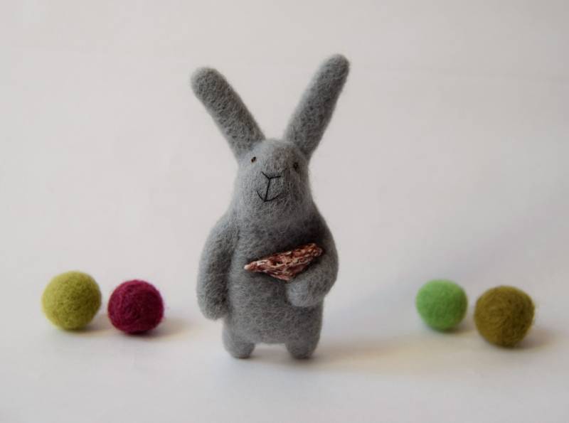 Tier Brosche, Grau Bunny Filzbrosche, Filz Hase, Grau Hase Mit Einem Vogel, Weihnachtsgeschenk Tier Brosche, Grau Bunny Filzbrosche, Filz Hase, Grau Hase Mit Einem Vogel, Weihnachtsgeschenk von healoom