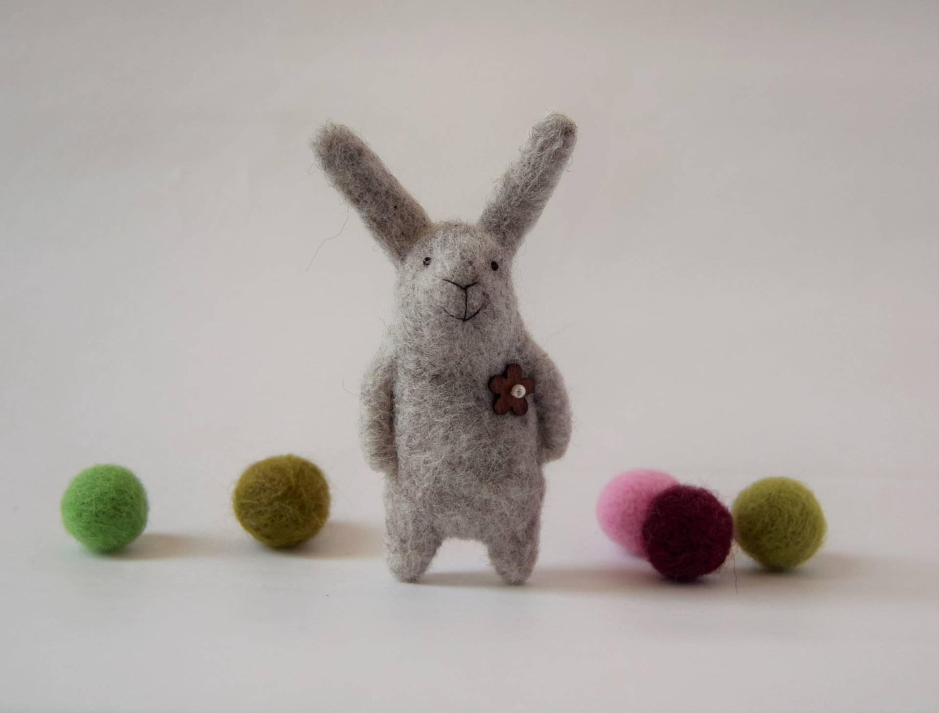 Tier Brosche, Grau Hase Filz Hase, Mit Weißen Schal, Kaninchen Weihnachtsgeschenk von healoom