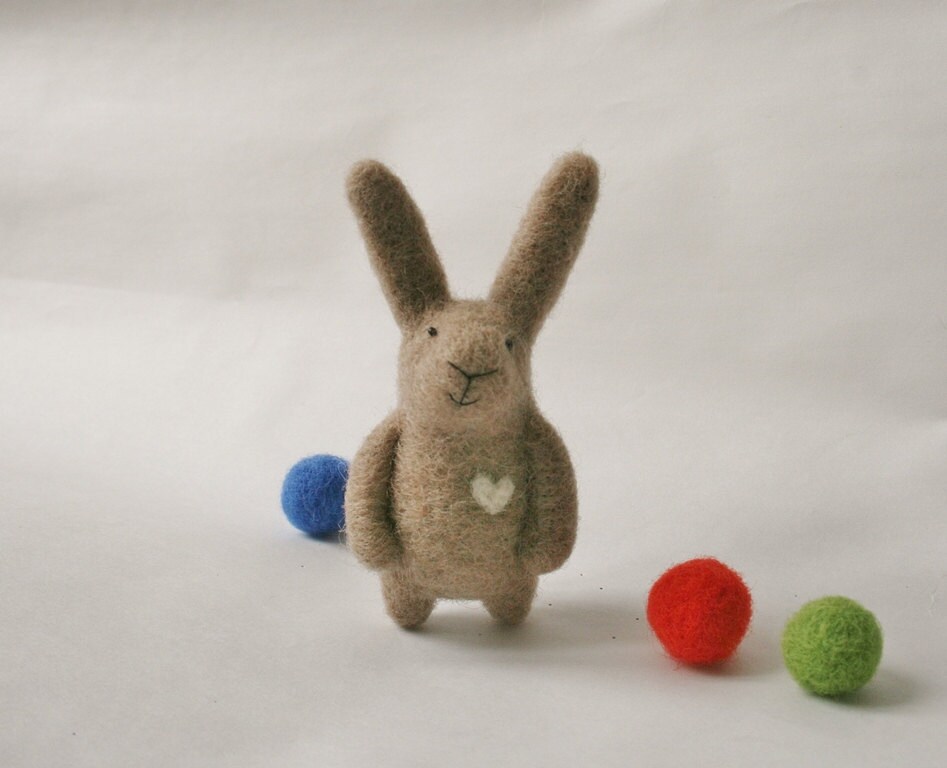 Tierbrosche, Graue Hasenbrosche, Filzbrosche, Filzhase, Graues Häschen Mit Weißem Herz, Osterhase von healoom