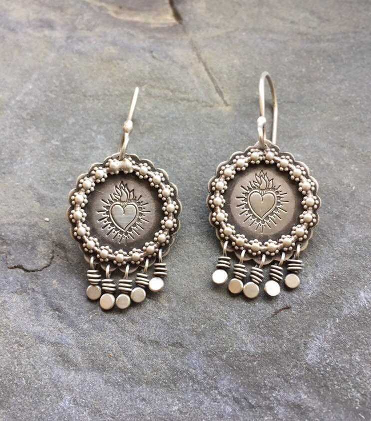 Blumen Ohrringe, Kreis Sacred Heart Flammendes Herz Silber Mary's Ohrringe Blumen Ohrringe, Kreis Sacred Heart Flammendes Herz Silber Mary's Ohrringe von heartatworkjewelry