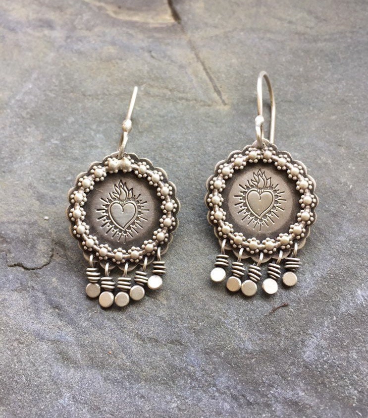 Blumen Ohrringe, Kreis Sacred Heart Flammendes Herz Silber Mary's Ohrringe Blumen Ohrringe, Kreis Sacred Heart Flammendes Herz Silber Mary's Ohrringe von heartatworkjewelry