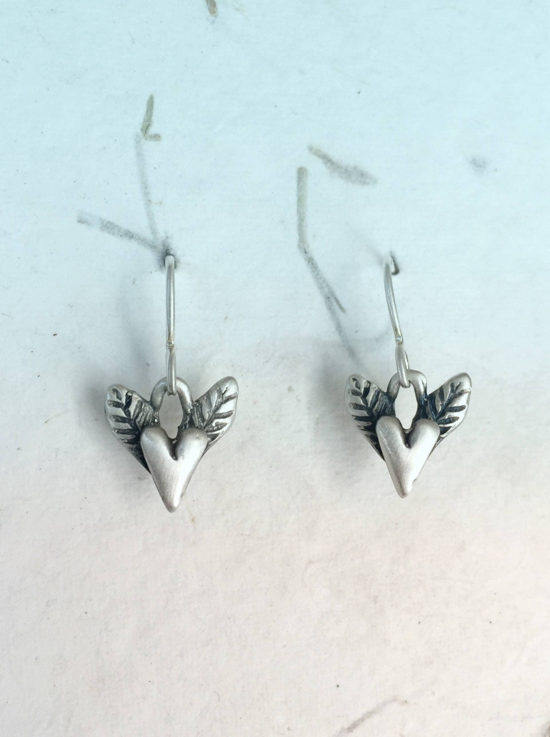 Geflügelte Herzohrringe, Sufi-Herzohrringe, Kleine Glückliche Herzohrringe Geflügelte Herzohrringe, Sufi-Herzohrringe, Kleine Glückliche Herzohrringe von heartatworkjewelry