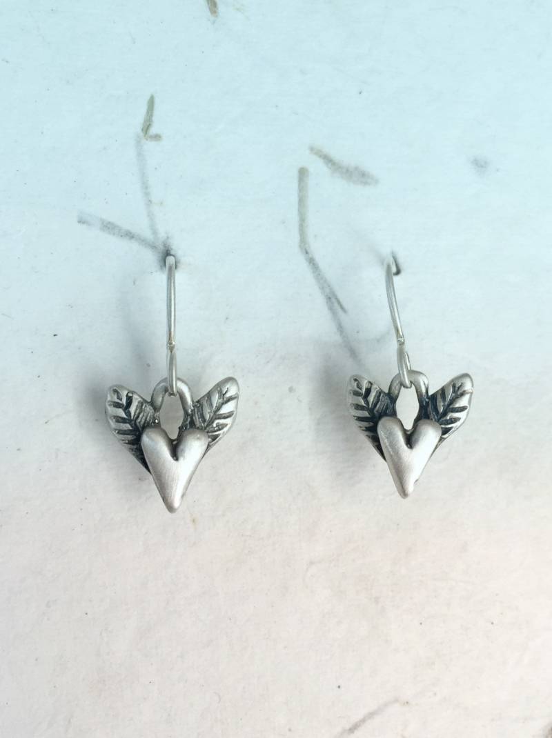 Geflügelte Herzohrringe, Sufi-Herzohrringe, Kleine Glückliche Herzohrringe Geflügelte Herzohrringe, Sufi-Herzohrringe, Kleine Glückliche Herzohrringe von heartatworkjewelry