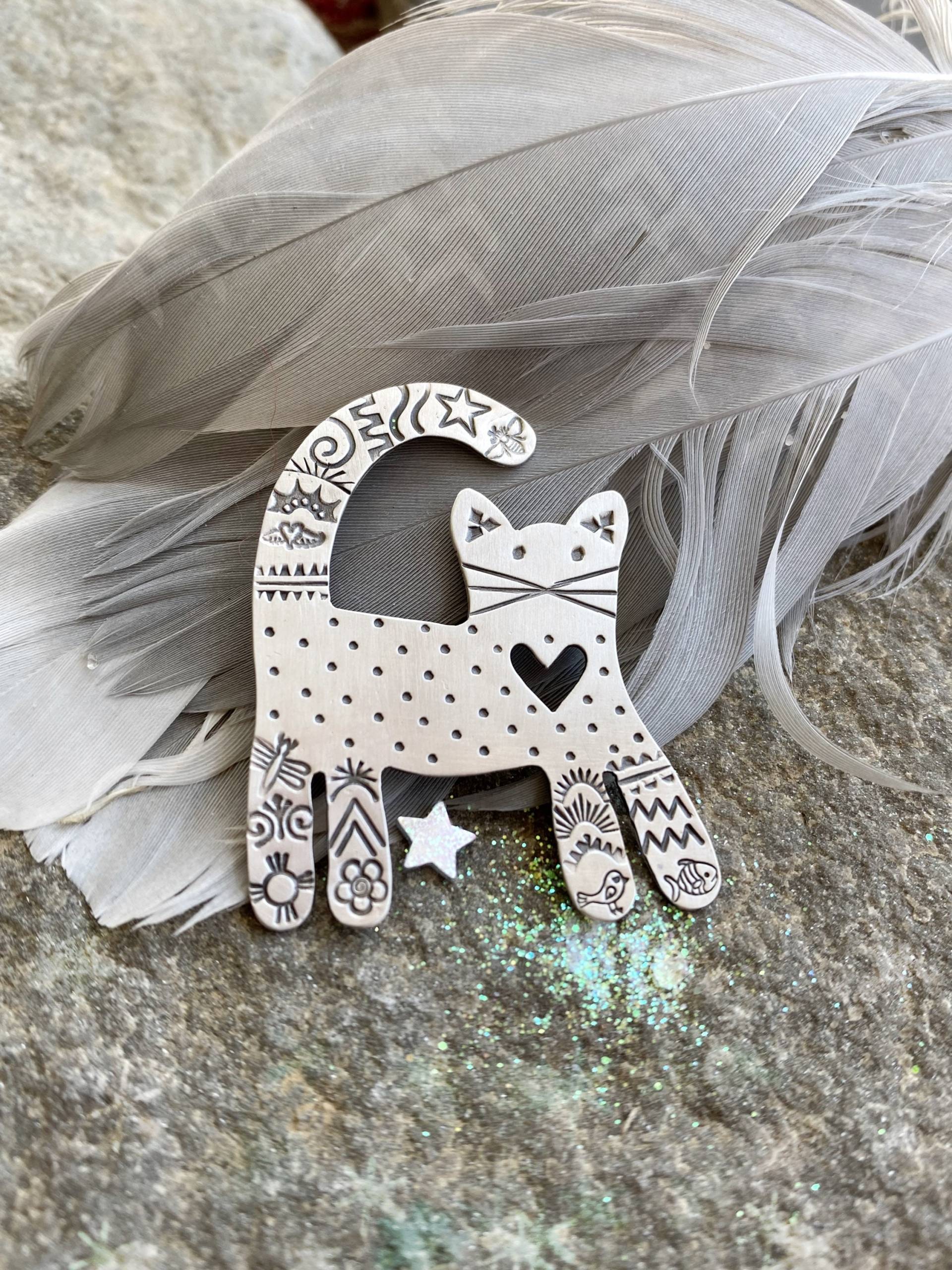 Handgemachte Katze Anstecknadel Silber Kitty Handgemachte Katze Anstecknadel Silber Kitty von heartatworkjewelry