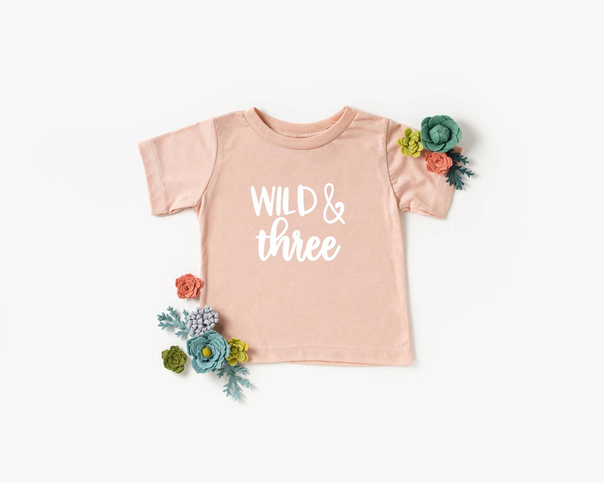 Wild & Three Toddler T-Shirt, Hippie Kleinkind Shirt, Unisex Aktivist Baby, Boho Kleinkind, Geburtstagskind T-Shirt von heartbybritt