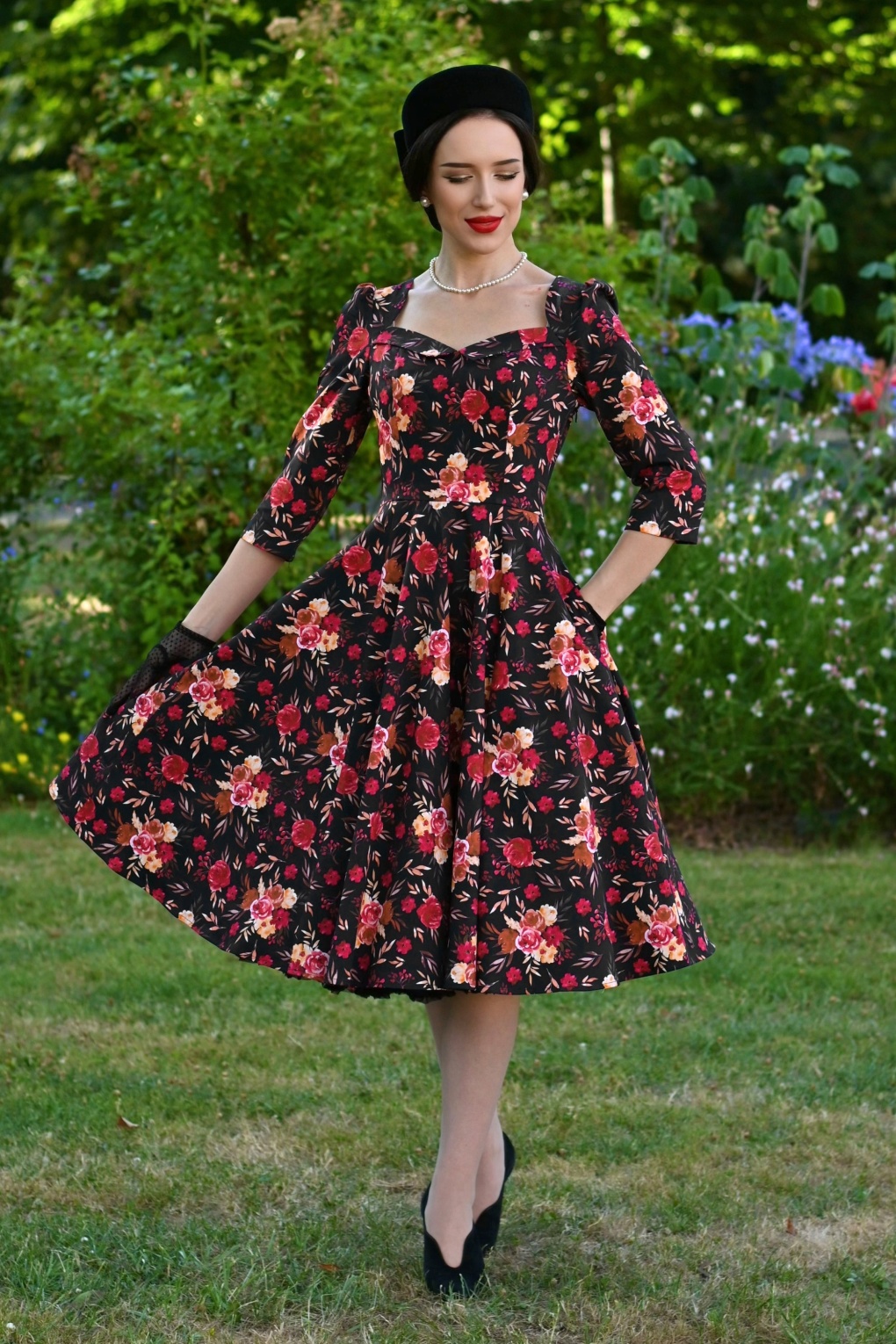 Autumn Blooms Swingkleid in Schwarz und mehrfarbig Autumn Blooms Swingkleid in Schwarz und mehrfarbig von hearts & roses