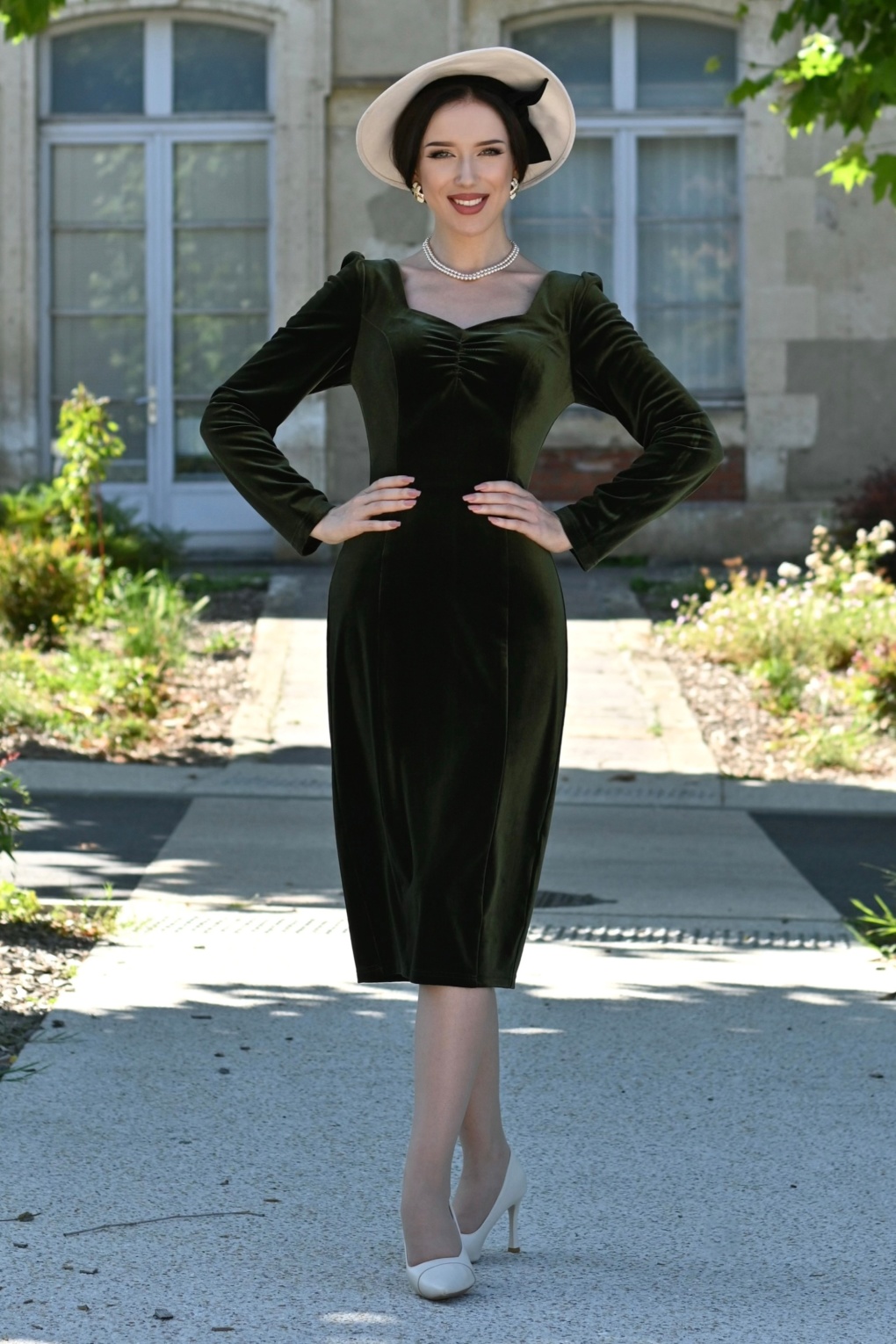 Carmen Velvet Wiggle Dress in Dark Green Carmen Velvet Wiggle Dress in Dark Green von hearts & roses