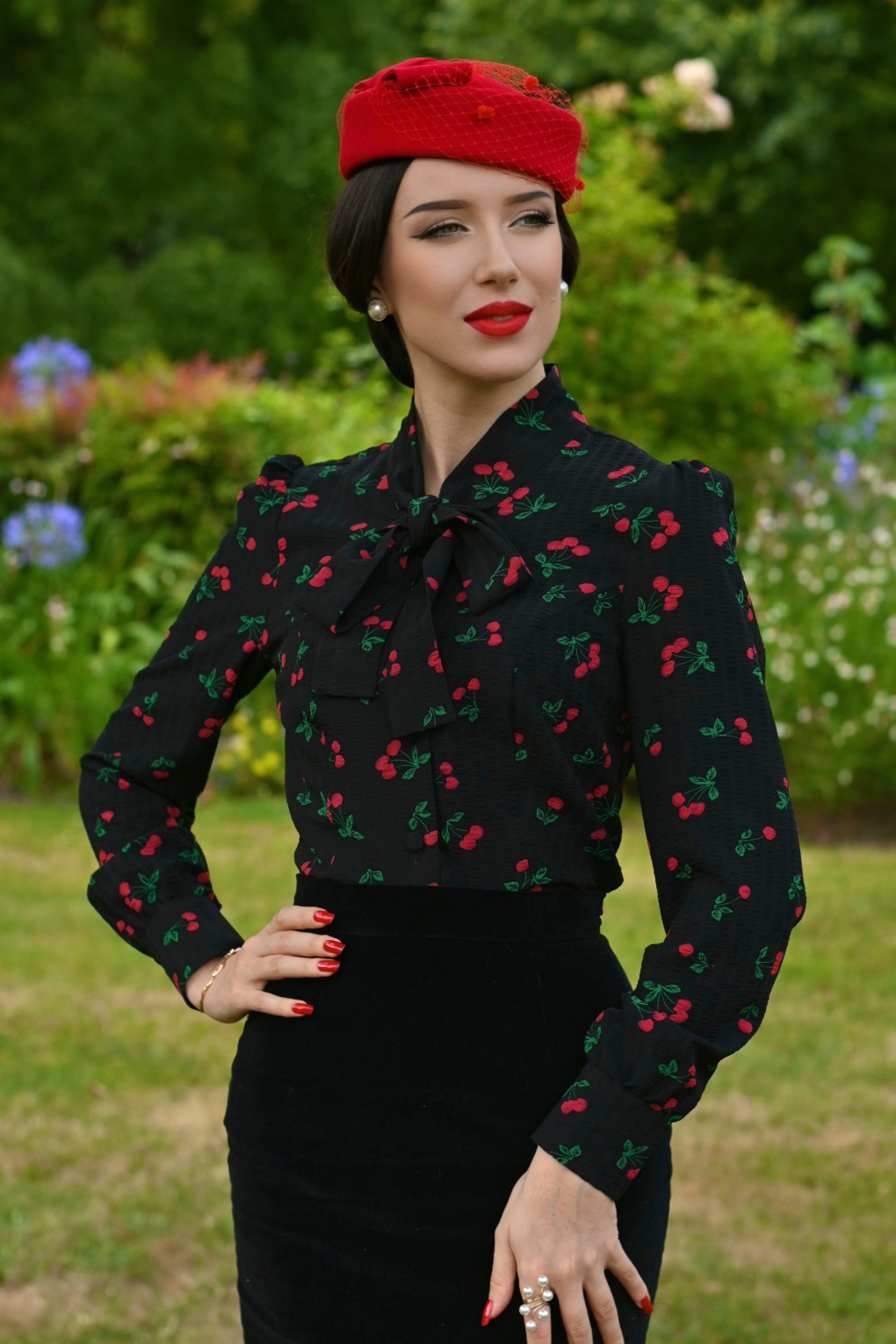 Cherry Kiss Bluse in Schwarz von hearts & roses