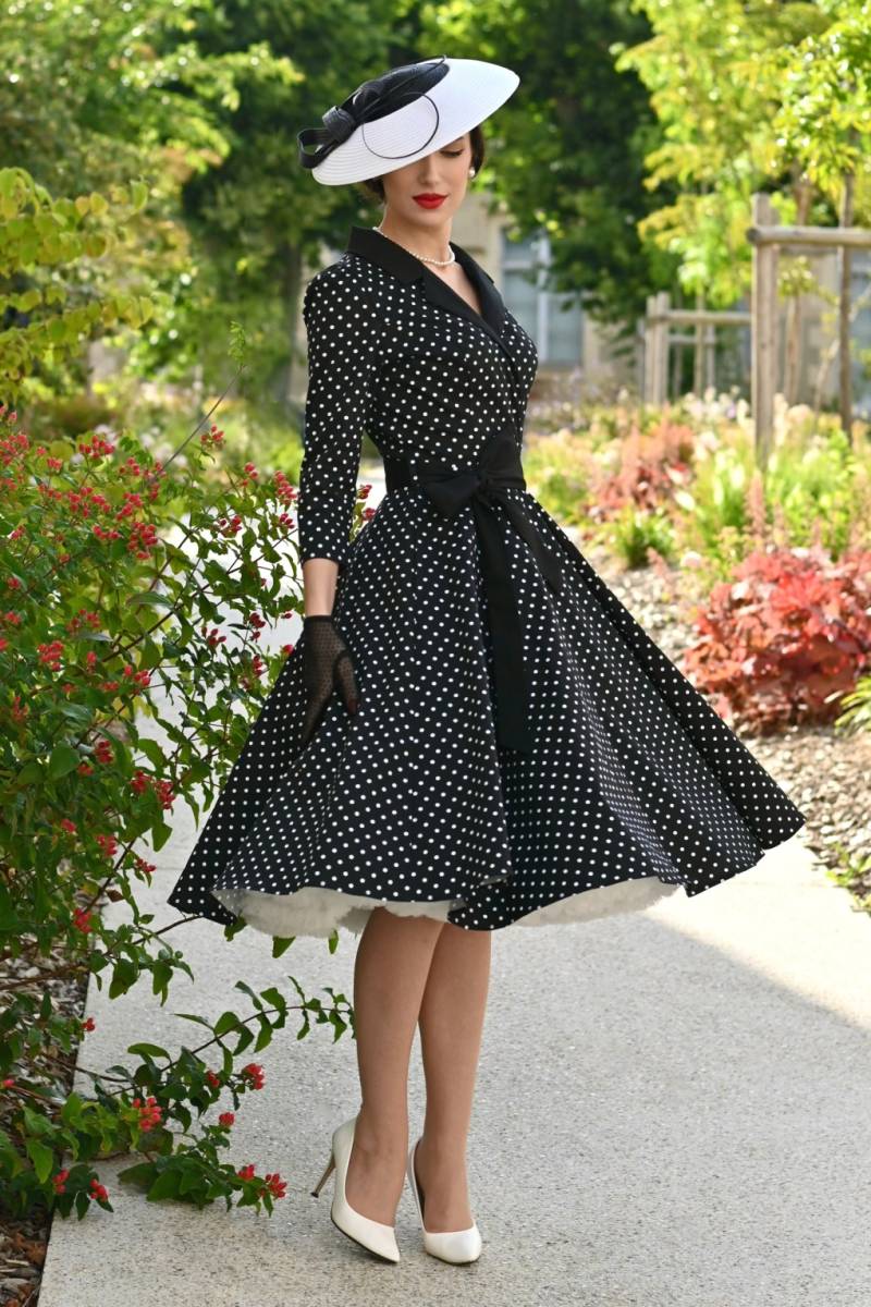 Dotty Darling Polkadot-Swingkleid in Schwarz Dotty Darling Polkadot-Swingkleid in Schwarz von hearts & roses