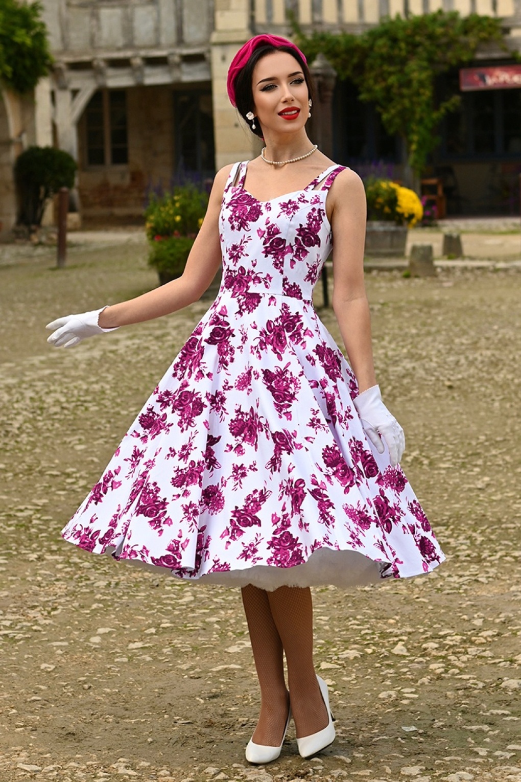 Frenchy Floral Swing Kleid in Weiß und Rosa. Frenchy Floral Swing Kleid in Weiß und Rosa. von hearts & roses