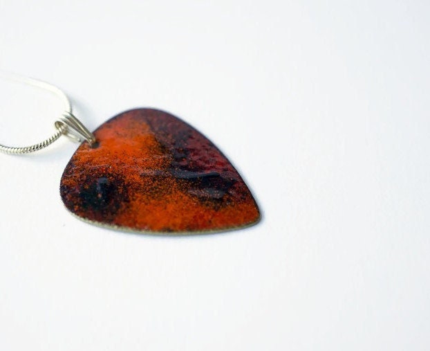 Emaillierte Kupfer Plektrum Halskette - Rot, Schwarz Cloisonne Schmuck von heavyistheheart