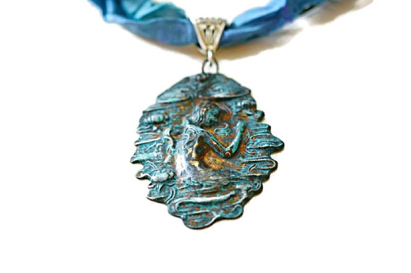 Messing Göttin Halskette, Meerjungfrau Anhänger, Seide & Sterling Silber von heavyistheheart