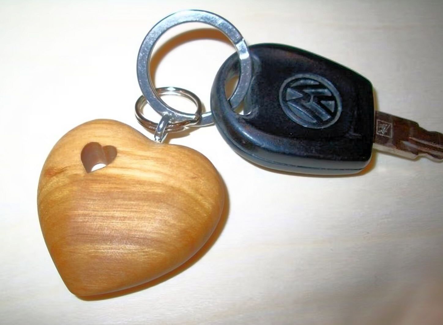 Holz Schlüsselanhänger/Massivholz Herz Wunschgravur Holz Schlüsselanhänger/Massivholz Herz Wunschgravur von hebraHolzGeschenke