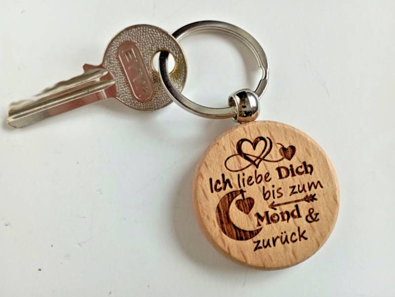 Holz Schlüsselanhänger Mit Gravurspruch/Ich Liebe Dich Bis Zum Mond.../ Valentinstaggeschenk Geschenk Für Verliebte Holz Schlüsselanhänger Mit Gravurspruch/Ich Liebe Dich Bis Zum Mond.../ Valentinstaggeschenk Geschenk Für Verliebte von hebraHolzGeschenke