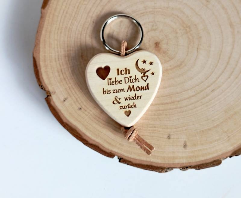 Holzherz Schlüsselanhänger/Herz Mit Gravurspruch /Ich Liebe Dich Bis Zum Mond.../ Geschenk Für Verliebte Valentinstag Holzherz Schlüsselanhänger/Herz Mit Gravurspruch /Ich Liebe Dich Bis Zum Mond.../ Geschenk Für Verliebte Valentinstag von hebraHolzGeschenke
