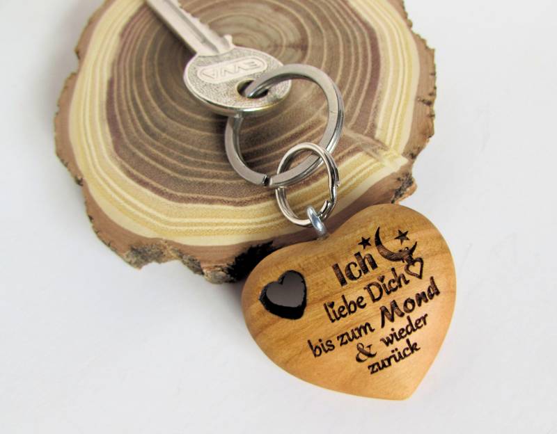 Schlüsselanhänger Herz Holz | Ich Liebe Dich Bis Zum Mond Und Wieder Zurück Valentinstag Geschenkverpackung Schlüsselanhänger Herz Holz | Ich Liebe Dich Bis Zum Mond Und Wieder Zurück Valentinstag Geschenkverpackung von hebraHolzGeschenke
