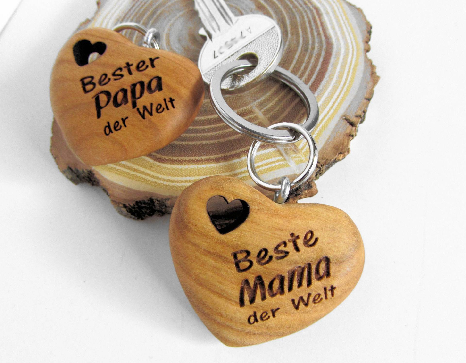 Schlüsselanhänger Massivholz - Herz Gravur Beste Mama Der Welt, Bester Papa Oma Opa Welt Schlüsselanhänger Massivholz - Herz Gravur Beste Mama Der Welt, Bester Papa Oma Opa Welt von hebraHolzGeschenke