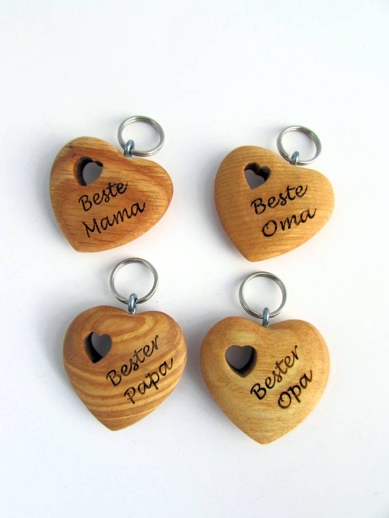 Schlüsselanhänger Massivholz - Herz Mit Gravur Beste Mama, Beste Oma, Bester Papa, Bester Opa Schlüsselanhänger Massivholz - Herz Mit Gravur Beste Mama, Beste Oma, Bester Papa, Bester Opa von hebraHolzGeschenke