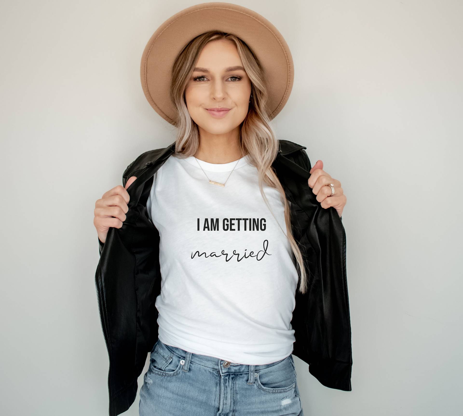 Jga Und Braut Shirt "I Am Getting Married" Für Den Perfekten Junggesellinnenabschied Jga Und Braut Shirt "I Am Getting Married" Für Den Perfekten Junggesellinnenabschied von heibreeze