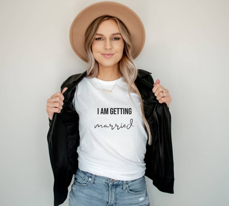 Jga Und Braut Shirt "I Am Getting Married" Für Den Perfekten Junggesellinnenabschied Jga Und Braut Shirt "I Am Getting Married" Für Den Perfekten Junggesellinnenabschied von heibreeze