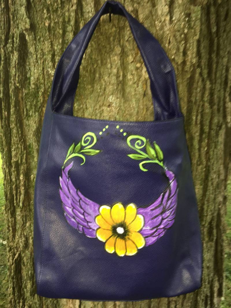 Froral Flügelkranz Tattoo Wie Vegane Hobo Schulter Handtasche, Handbemalt - Heidi Kluzak Art Froral Flügelkranz Tattoo Wie Vegane Hobo Schulter Handtasche, Handbemalt - Heidi Kluzak Art von heidikluzakArt