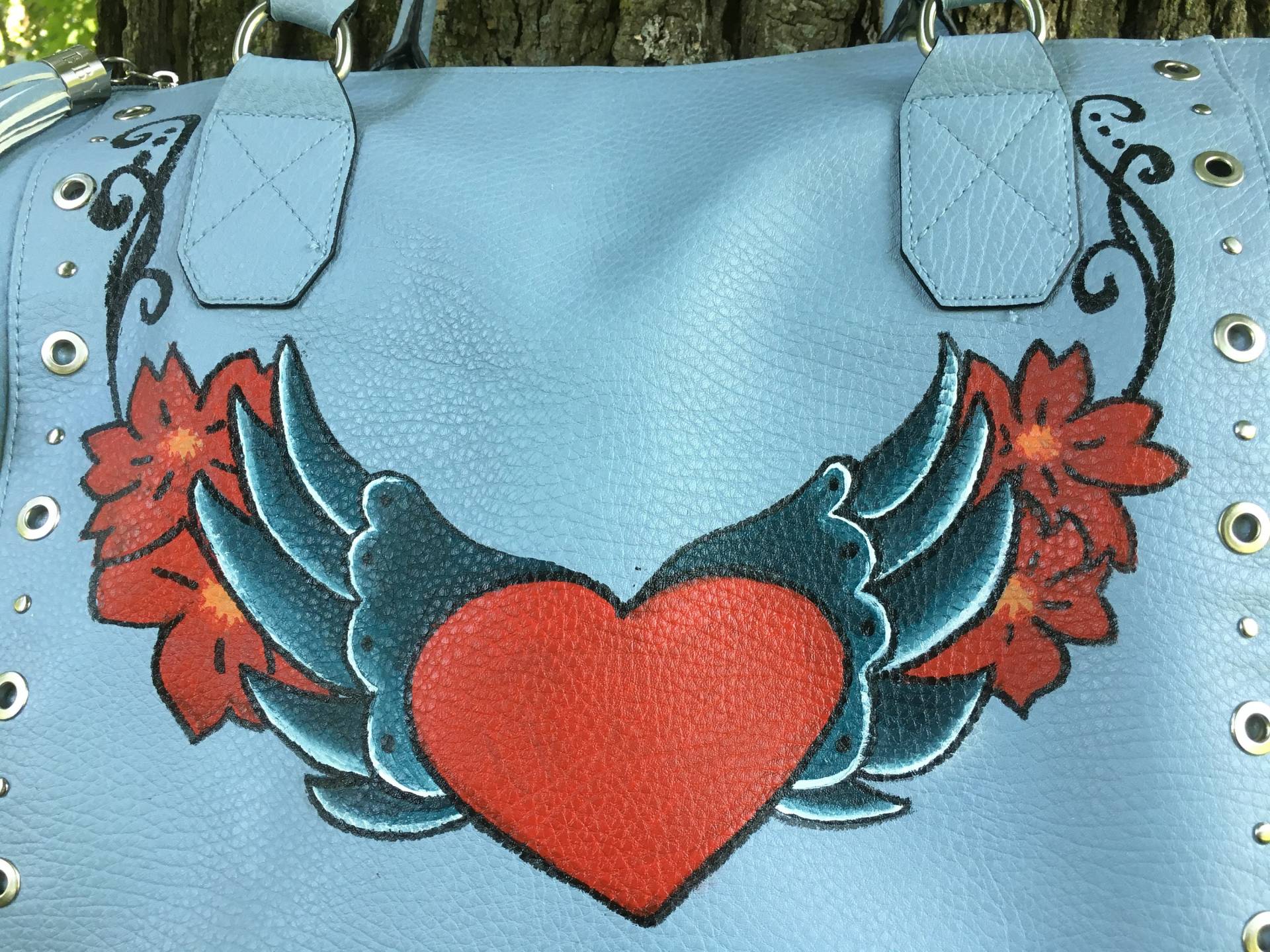Herz Mit Flügeln Und Blumen Handbemalt Licht Blau Vegan Leder Weekender Umhängetasche, Optional Diagonaler Trageriemen, Tattoo Flash-Kunst Inspiriert Herz Mit Flügeln Und Blumen Handbemalt Licht Blau Vegan Leder Weekender Umhängetasche, Optional Diagonaler Trageriemen, Tattoo Flash-Kunst Inspiriert von heidikluzakArt