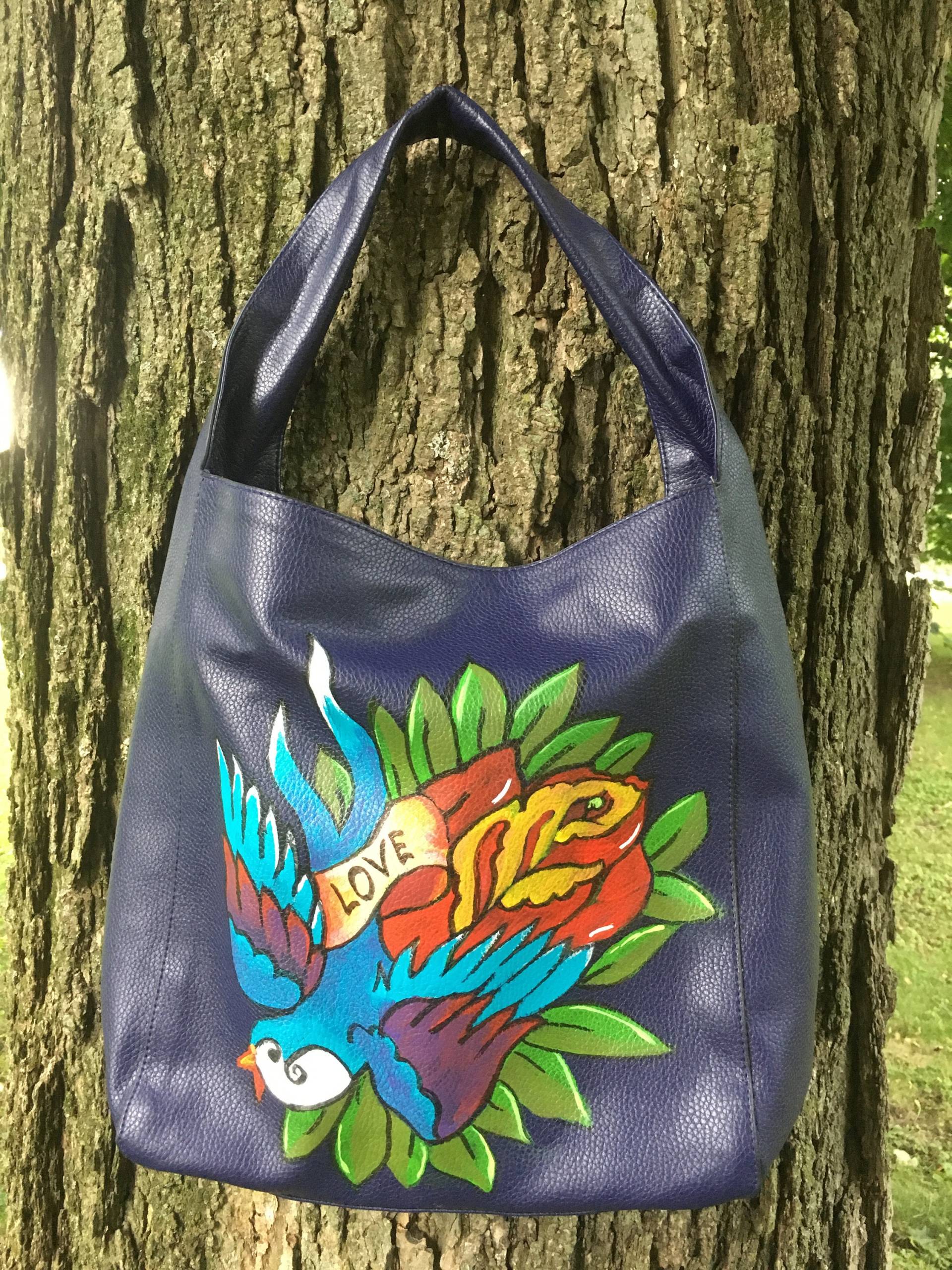 Liebesvogel Handgemaltes Tattoo - Wie Sailor Jerry Auf Einer Veganen Lila Hobo Schulter Handtasche Liebesvogel Handgemaltes Tattoo - Wie Sailor Jerry Auf Einer Veganen Lila Hobo Schulter Handtasche von heidikluzakArt