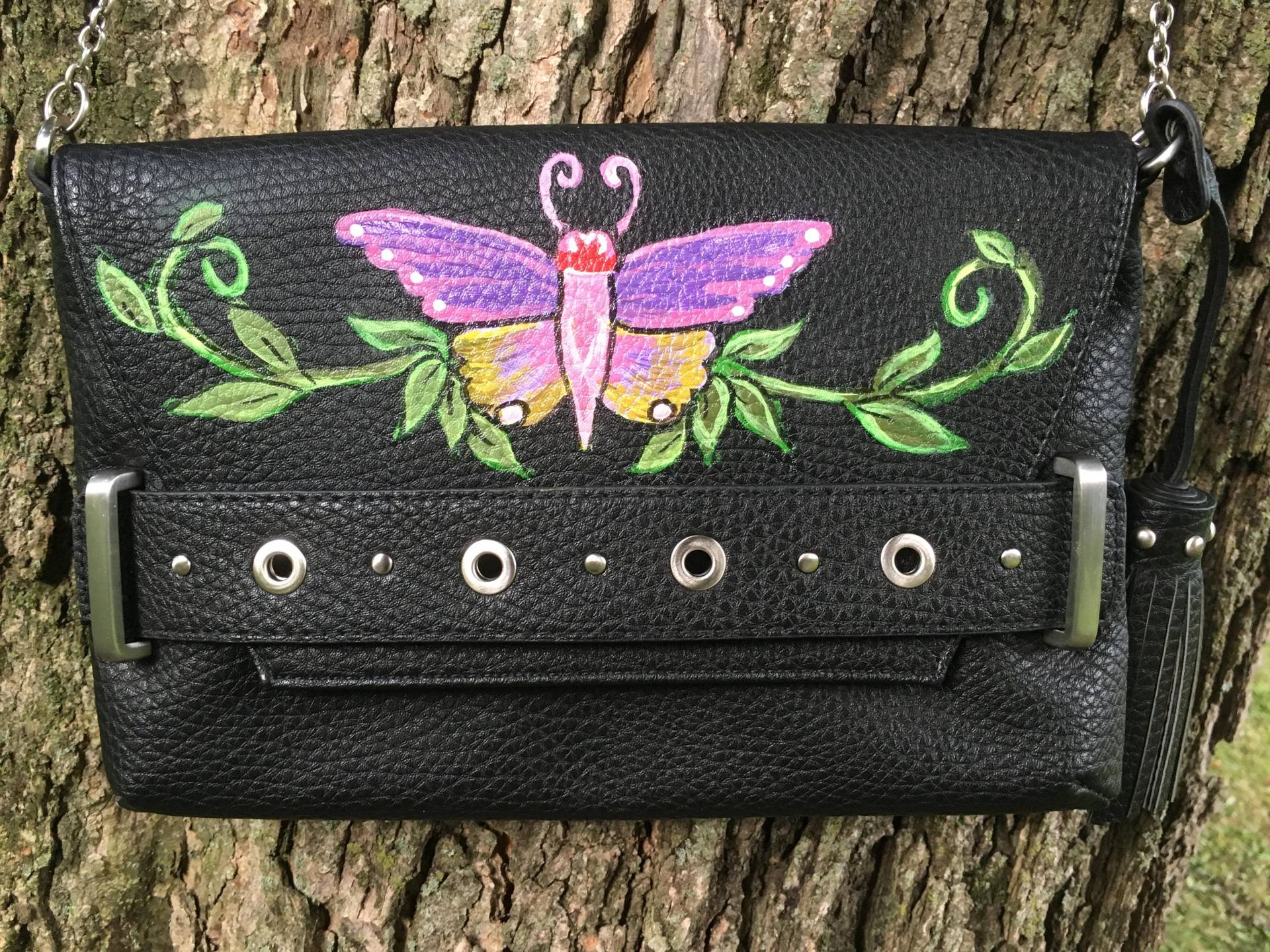 Schmetterling Tattoo Flash Art, Sailor Jerry Oder Ed Hardy Inspiriert, Handbemalte Schwarze Vegane Ledertasche, Silberne Kette Und Quaste Schmetterling Tattoo Flash Art, Sailor Jerry Oder Ed Hardy Inspiriert, Handbemalte Schwarze Vegane Ledertasche, Silberne Kette Und Quaste von heidikluzakArt