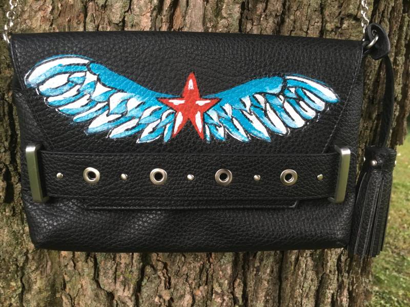 star Flügel Tattoo Schwarz Handbemalte Clutch Crossover Vegan Lederhandtasche, Sailor Jerry & Ed Hardy Inspiriert, Rot Blau Patriotisch star Flügel Tattoo Schwarz Handbemalte Clutch Crossover Vegan Lederhandtasche, Sailor Jerry & Ed Hardy Inspiriert, Rot Blau Patriotisch von heidikluzakArt