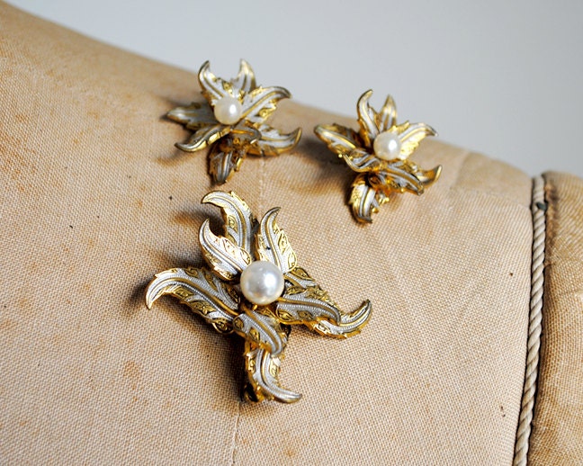 1960Er Jahre Vintage Gold-Pin-Set. 60Er Florale Ohrringe. Gold & Silberfarbenem Metall. Perlenbrosche. Geblümt. Weihnachtsstern 1960Er Jahre Vintage Gold-Pin-Set. 60Er Florale Ohrringe. Gold & Silberfarbenem Metall. Perlenbrosche. Geblümt. Weihnachtsstern von heirloomen