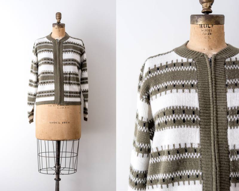 1960Er Olivgrün Pullover. 60Er Reißverschluss Strickjacke. Weiß & Grün Gestreift. Orlon Strickwaren. Groß 1960Er Olivgrün Pullover. 60Er Reißverschluss Strickjacke. Weiß & Grün Gestreift. Orlon Strickwaren. Groß von heirloomen