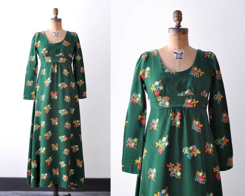 1970Er Dunkelgrünes Kleid. Maxi. Farbenfroher Blumendruck. 70Er Jahre Boho Empire-Taille. S 1970Er Dunkelgrünes Kleid. Maxi. Farbenfroher Blumendruck. 70Er Jahre Boho Empire-Taille. S von heirloomen