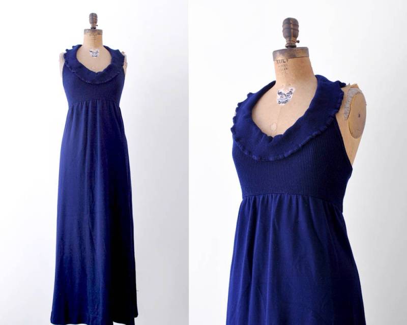 1970Er Kleid. Neckholder Max. 70Er Jahre Marineblaues Gestrickt. Gerüscht. Klein 1970Er Kleid. Neckholder Max. 70Er Jahre Marineblaues Gestrickt. Gerüscht. Klein von heirloomen