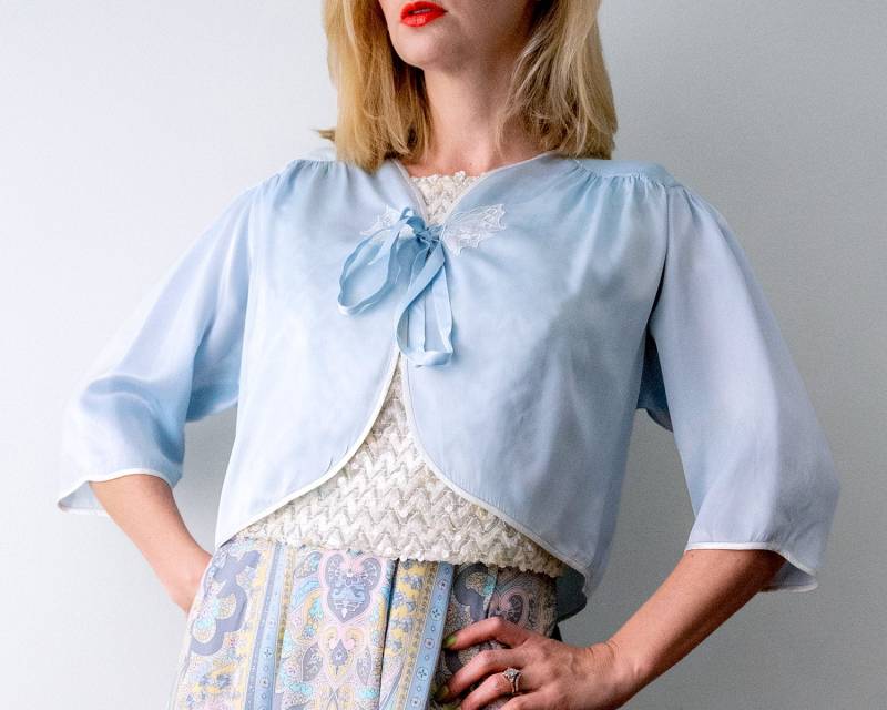 40Er Jahre Vintage Bettjäckchen. Schmetterling. 1940Er Hellblaues Satin Viskose Bluse. Schleifenband 40Er Jahre Vintage Bettjäckchen. Schmetterling. 1940Er Hellblaues Satin Viskose Bluse. Schleifenband von heirloomen