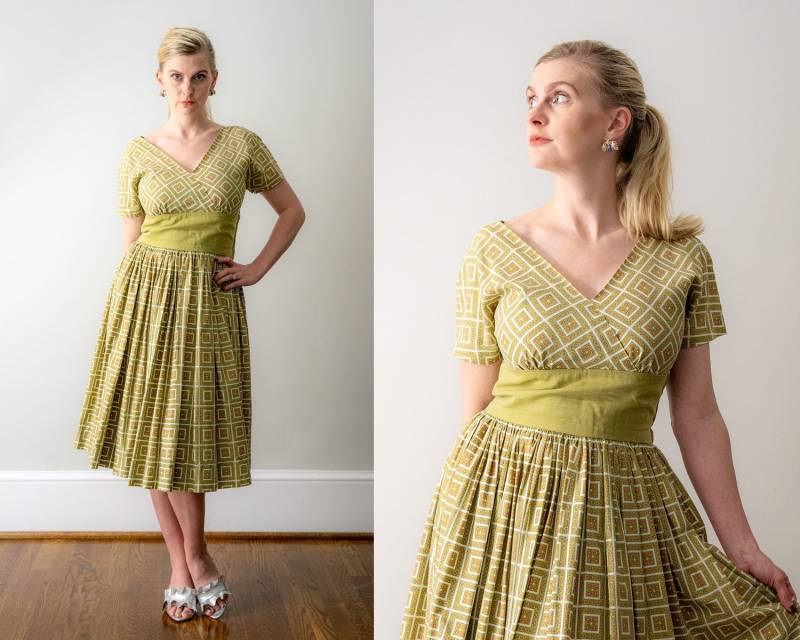 50Er Jahre Grün Bedrucktes Kleid. Kleines Volles Faltenrock. Gemusterten Blumendruck. Jahrgang. Olivgrün 50Er Jahre Grün Bedrucktes Kleid. Kleines Volles Faltenrock. Gemusterten Blumendruck. Jahrgang. Olivgrün von heirloomen