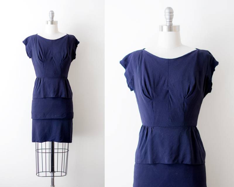 50Er Jahre Wackelkleid. Vintage 1950 Marineblaues Kleid. Gestufter Schößchenrock. Krepp. Xs 50Er Jahre Wackelkleid. Vintage 1950 Marineblaues Kleid. Gestufter Schößchenrock. Krepp. Xs von heirloomen