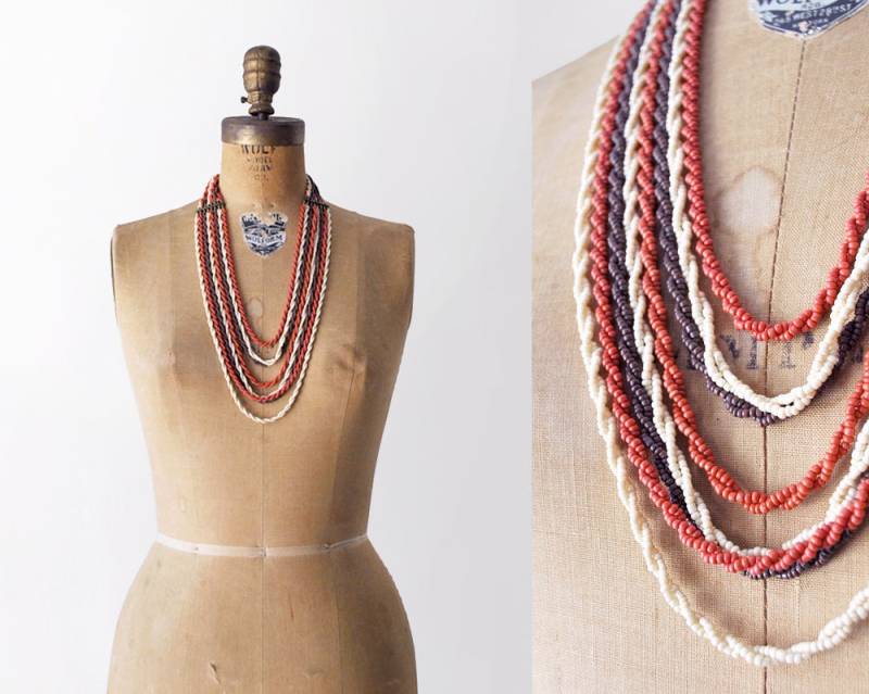 70Er Jahre Perlenkette. 1970Er Orangefarbene Halskette. Creme, Braun. Strang Lang 70Er Jahre Perlenkette. 1970Er Orangefarbene Halskette. Creme, Braun. Strang Lang von heirloomen