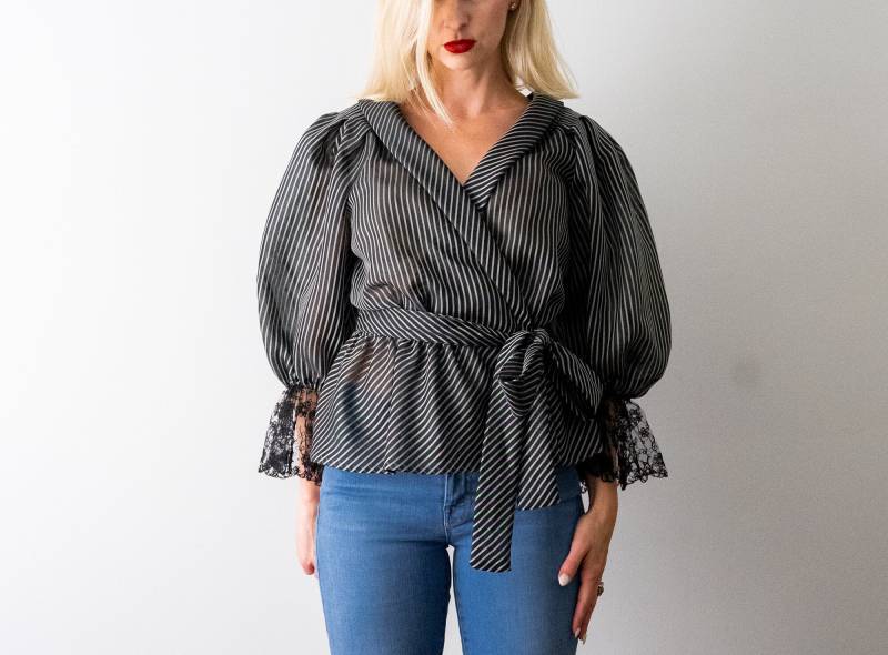 80Er Schwarz Gestreifte Bluse. Vintage Jahre Schößchen Ballonärmeln. Wickeln. Silbernen Streifen. M. S 80Er Schwarz Gestreifte Bluse. Vintage Jahre Schößchen Ballonärmeln. Wickeln. Silbernen Streifen. M. S von heirloomen