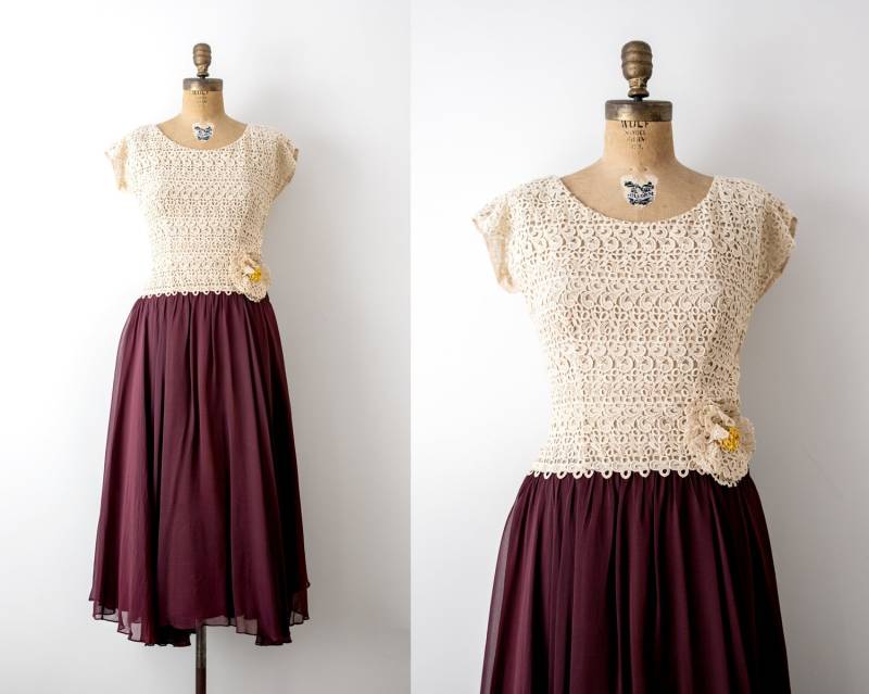 40Er Jahre Weinrotes Kleid. 1940Er Spitzenkleid. Creme & Rotem Abendkleid. Gelbe Blume. Klein. Jahrgang von heirloomen