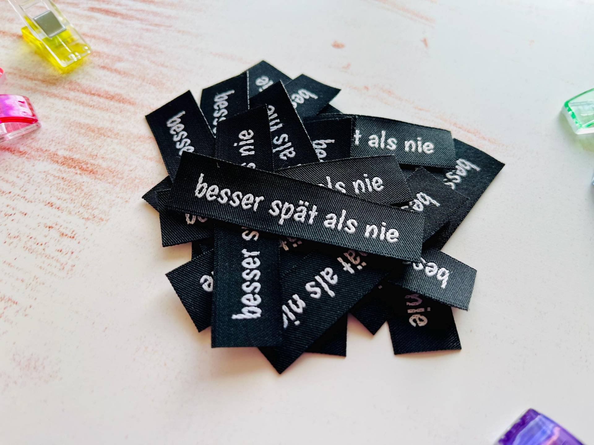 Label "Besser Spät Als Nie", Weblabel Zum Aufnähen Label "Besser Spät Als Nie", Weblabel Zum Aufnähen von heiterbiswolkigLabel