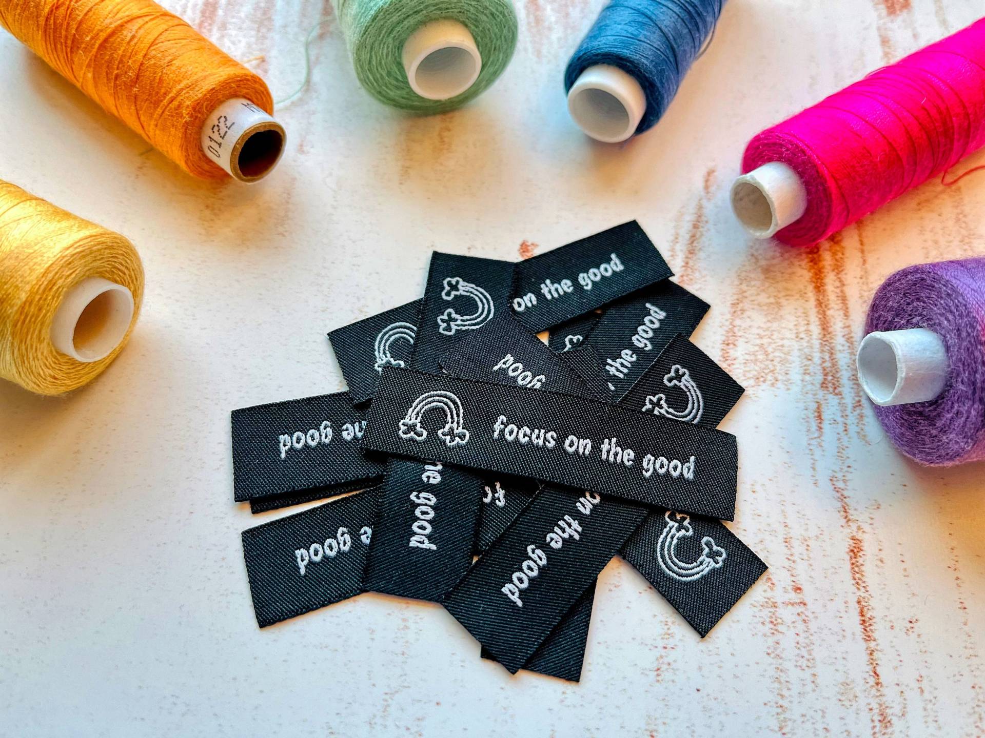 Label "Focus On The Good" Mit Regenbogen, Webetiketten Zum Aufnähen Label "Focus On The Good" Mit Regenbogen, Webetiketten Zum Aufnähen von heiterbiswolkigLabel