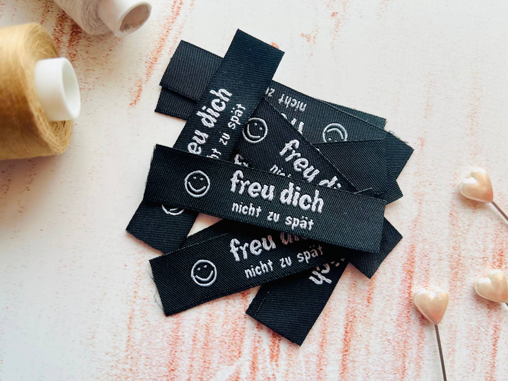 Label "Freu Dich Nicht Zu Spät" Mit Smiley, Weblabel Zum Aufnähen Label "Freu Dich Nicht Zu Spät" Mit Smiley, Weblabel Zum Aufnähen von heiterbiswolkigLabel