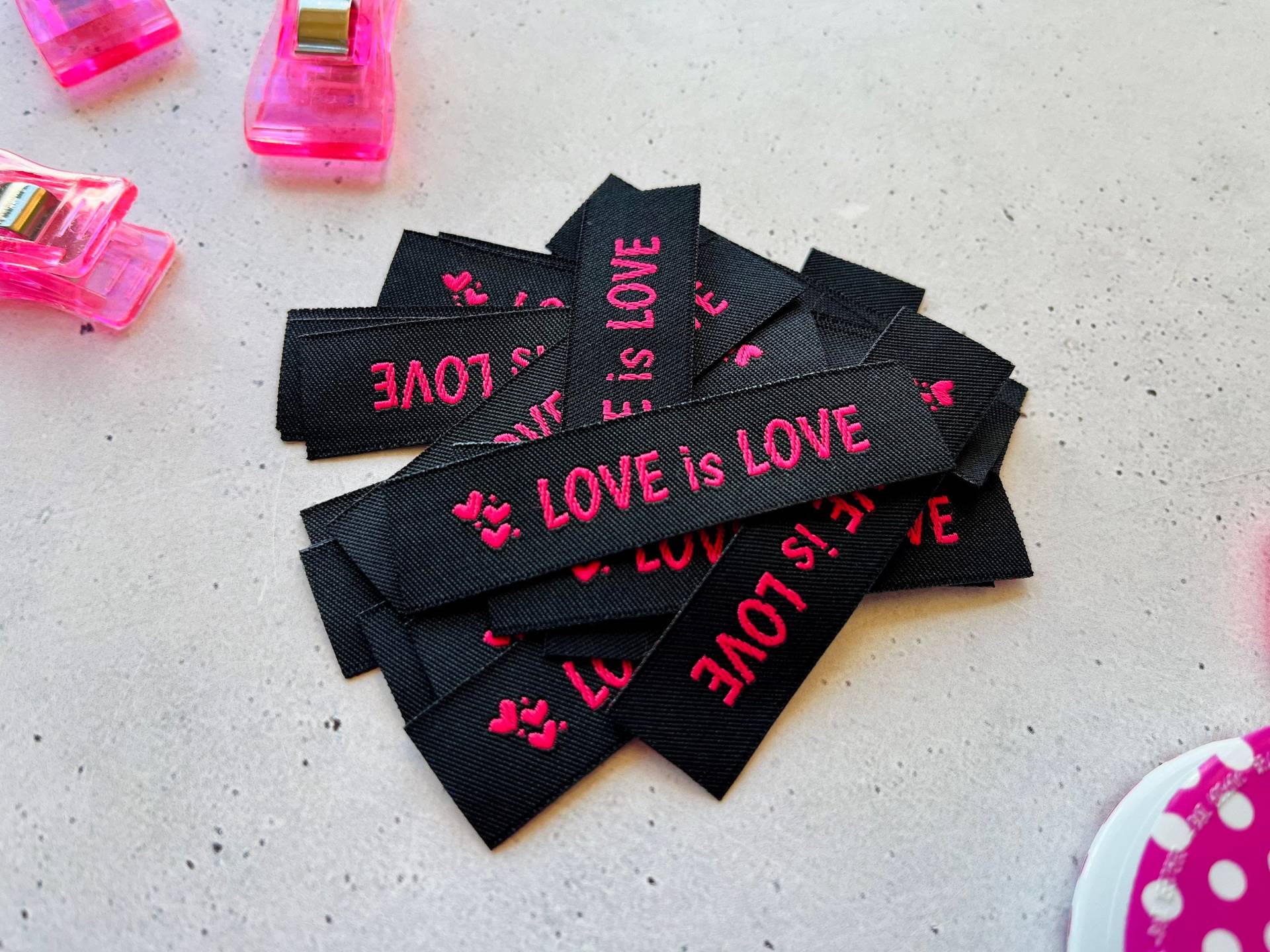 Label "Love Is Love", Weblabel Zum Aufnähen Mit Herz Label "Love Is Love", Weblabel Zum Aufnähen Mit Herz von heiterbiswolkigLabel